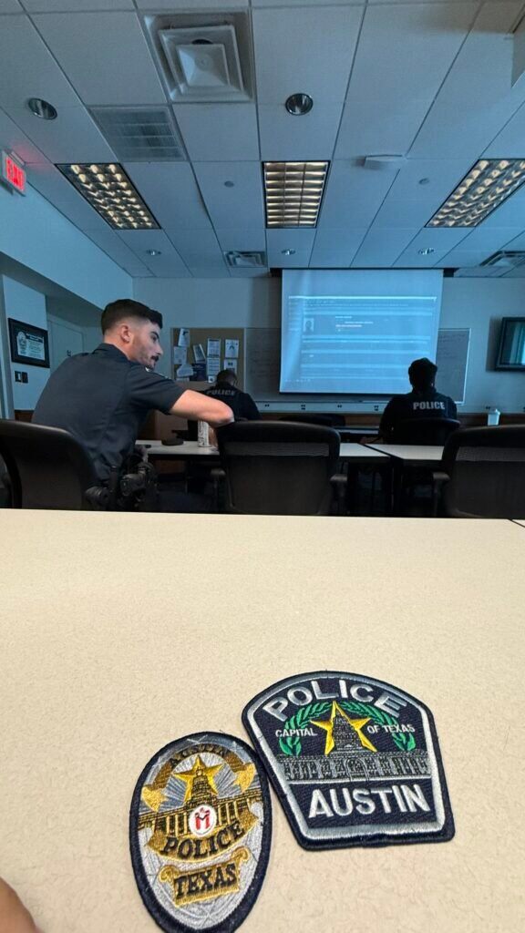 Policiais se preparando para o serviço
